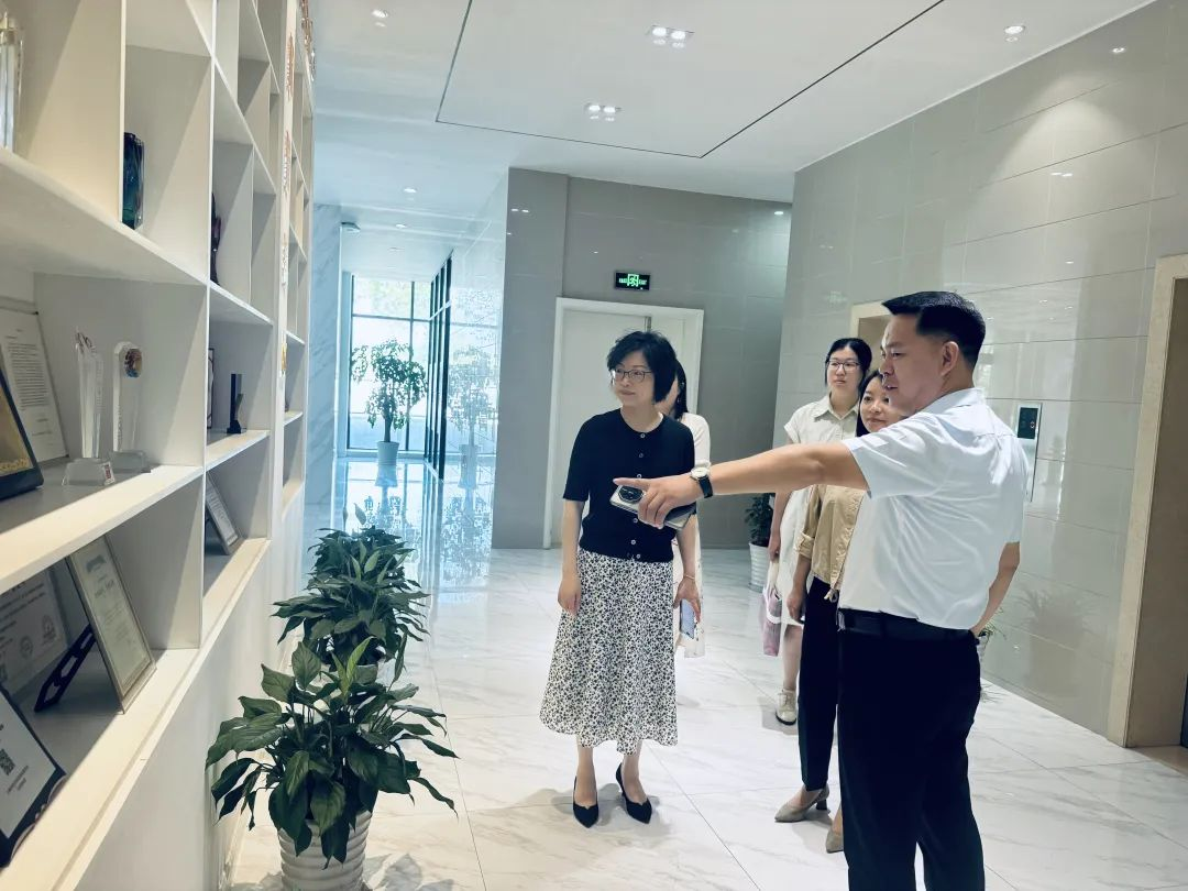 新聞 | 吳涇鎮(zhèn)黨委領(lǐng)導(dǎo)蒞臨寶開，夏送清涼，慰問一線