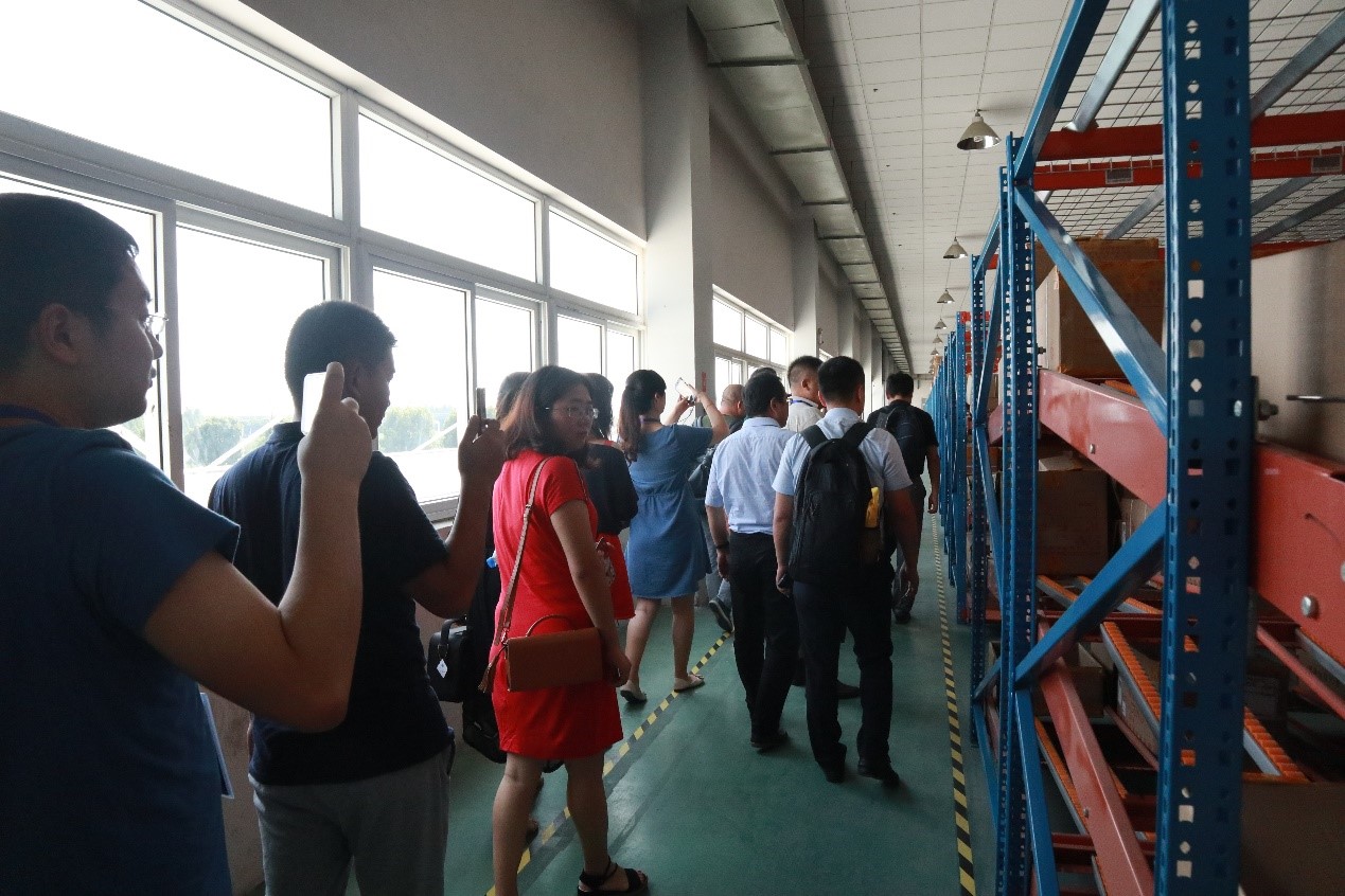 寶開集成服裝行業(yè)代表項(xiàng)目 | 波司登集團(tuán)智能配送中心迎業(yè)內(nèi)眾嘉賓集體參觀